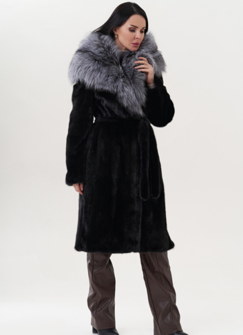 Норковая шуба черного цвета с капюшоном из чернобурки
