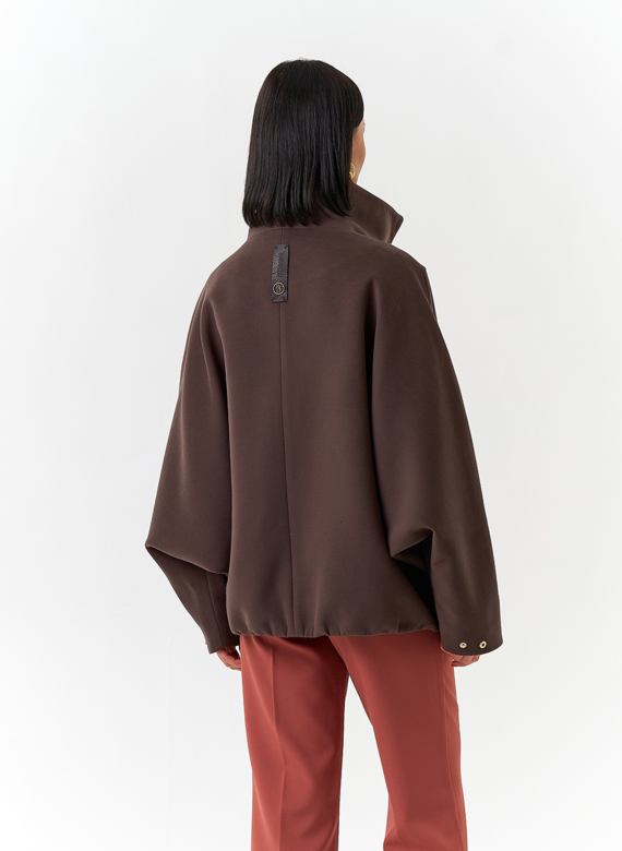 Женское укороченное пальто с высоким воротником