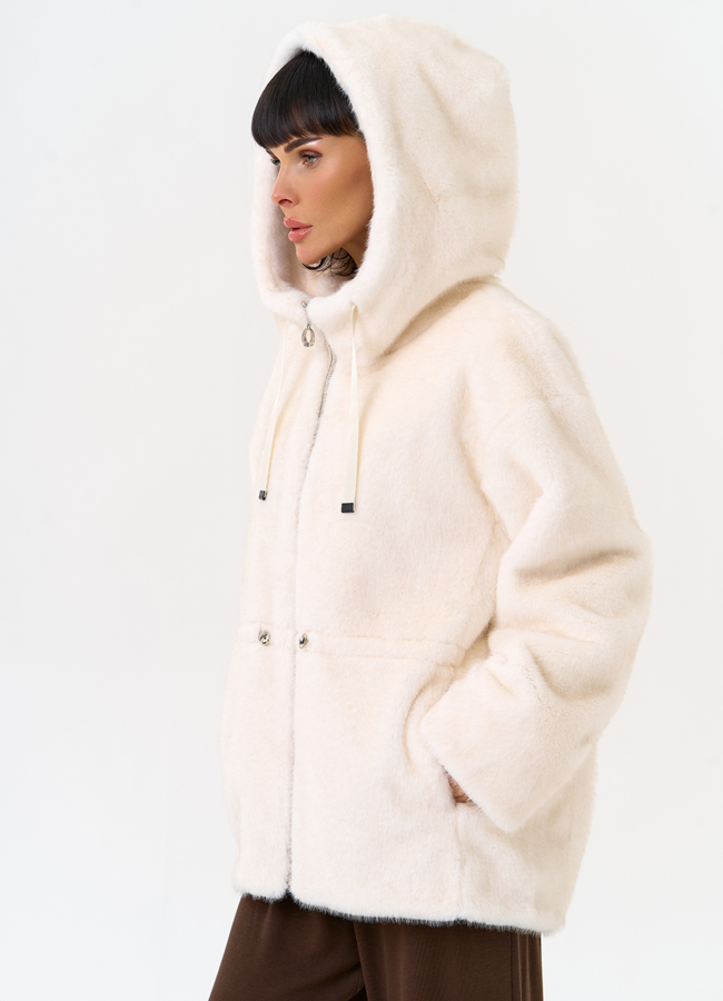 Женская светлая куртка из эко меха с капюшоном модель № 31231 универмаг малина