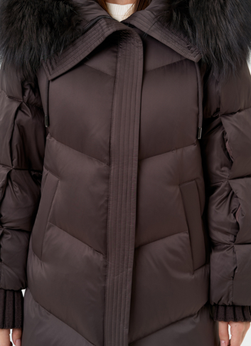 Женский пуховик с капюшоном из меха чернобурки