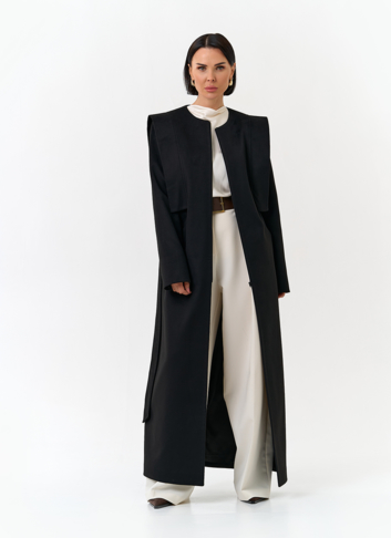 Женское длинное пальто с акцентными плечами