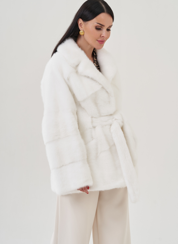 Шуба из меха норки белого цвета