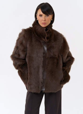 Женская короткая дубленка с воротником стойкой