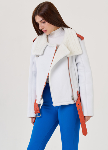 Женская дубленка белого цвета