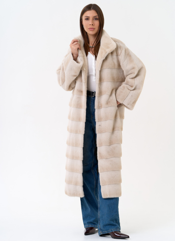 Женское пальто из эко меха с воротником стойкой