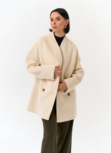 Светлое укороченное пальто с поясом