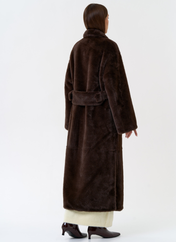 Длинное пальто из эко меха с декоративным поясом