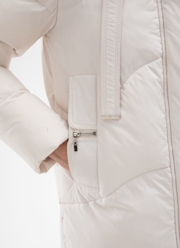 Женский пуховик белого цвета с капюшоном