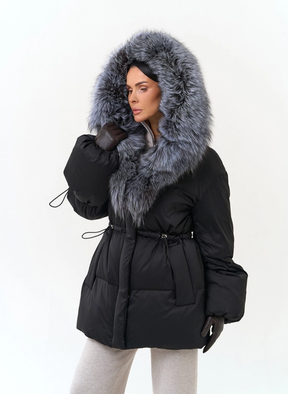 Женский пуховик с мехом чернобурки на капюшоне фото