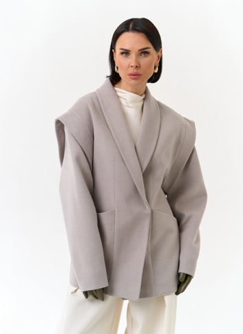 Женское укороченное пальто с акцентными плечами