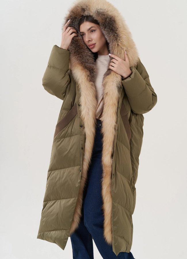Пуховик с отделкой капюшона из меха лисы  модель № 25934 универмаг малина