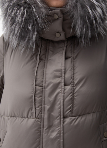 Женский пуховик с капюшоном из меха енота