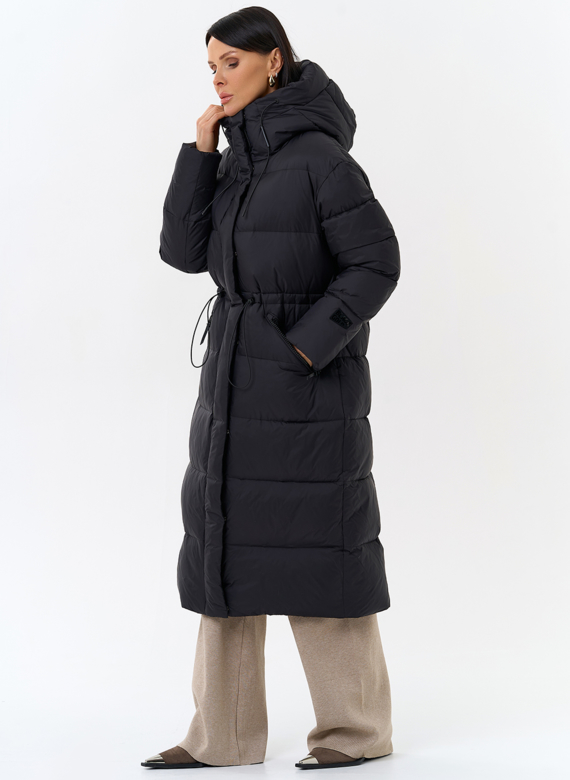 Женский пуховик черного цвета с капюшоном