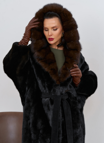 Шуба из меха норки с капюшоном из меха куницы