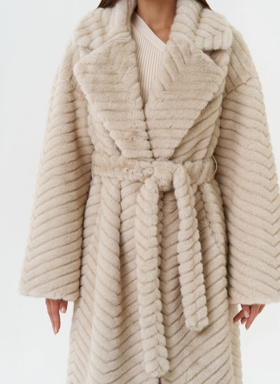 Длинное пальто из эко меха