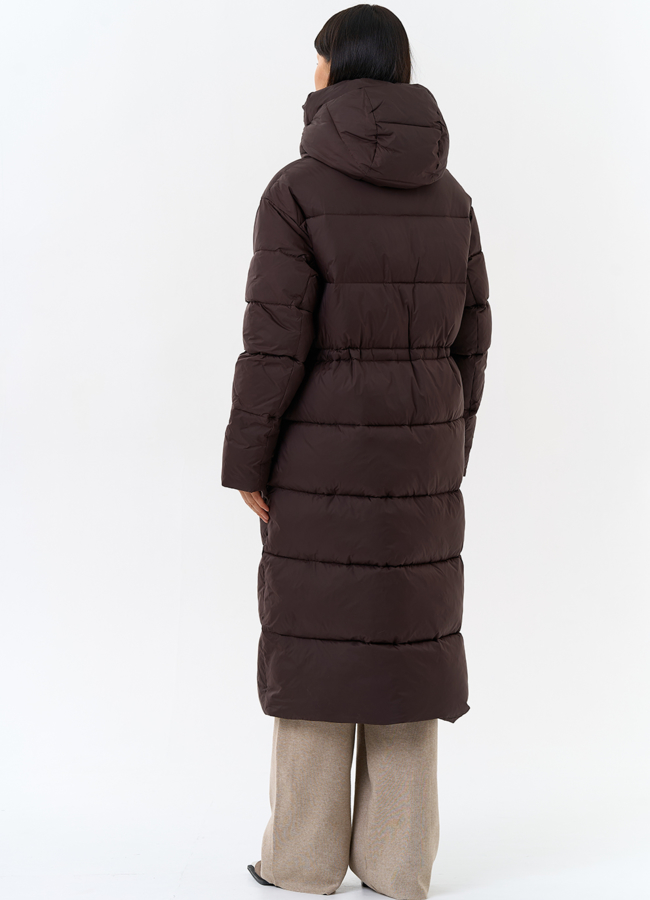 фото Женский пуховик коричневого цвета с капюшоном модель № 31936
