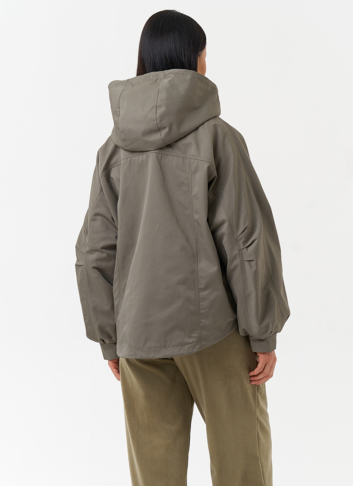 Короткая женская ветровка с капюшоном