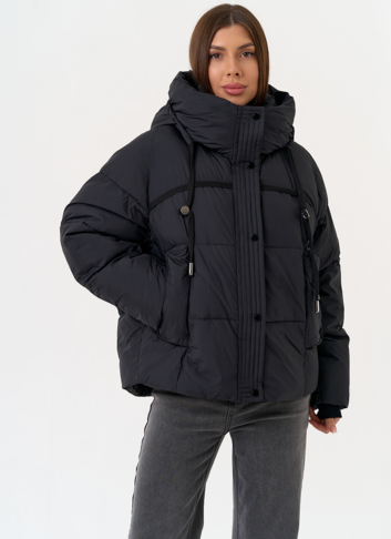 Женский пуховик черного цвета с капюшоном