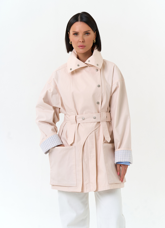 Женский светлый плащ с поясом модель № 33193 меха малина