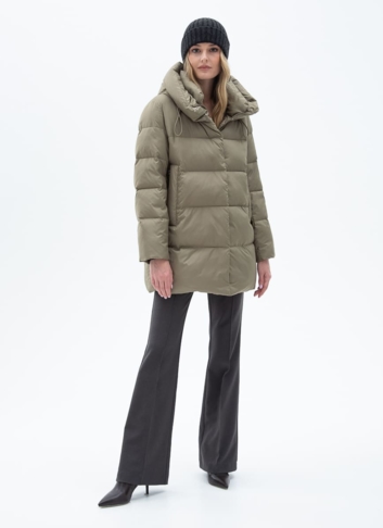 Женский пуховик с капюшоном