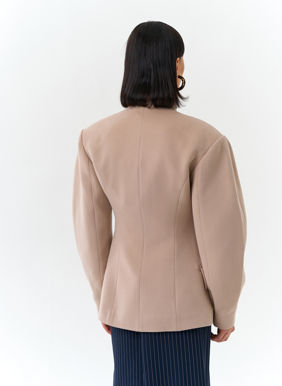 Женское укороченное пальто с акцентными рукавами