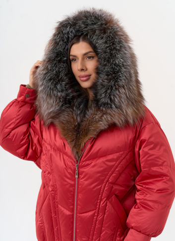 Женский пуховик с отделкой из меха блюфрост